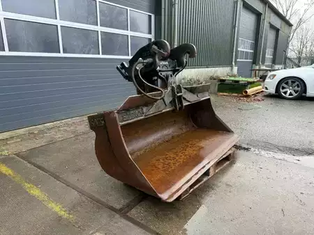 *** Autres *** - 4 Different tiltbucket / kantelbak / Schwenklöffel (22)