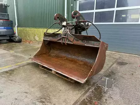 *** Autres *** - 4 Different tiltbucket / kantelbak / Schwenklöffel (27)