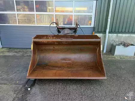 *** Autres *** - 4 Different tiltbucket / kantelbak / Schwenklöffel (3)