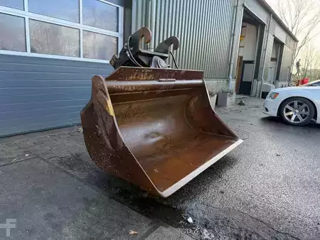 *** Autres *** - 4 Different tiltbucket / kantelbak / Schwenklöffel (6)