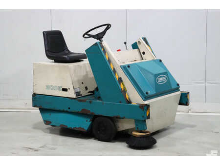 Pedestrian Sweeper 1996  TENNANT 200E (1)