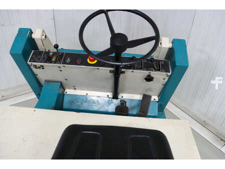 Pedestrian Sweeper 1996  TENNANT 200E (9)
