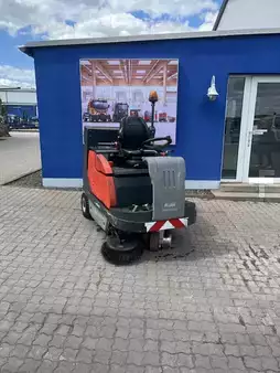 Pedestrian Vacuum Sweeper  Hako Sweepmaster B1200RH (1)