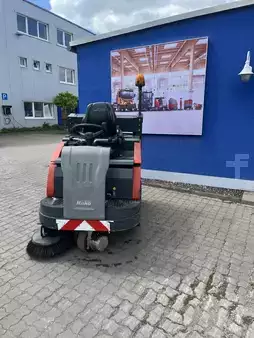 Pedestrian Vacuum Sweeper  Hako Sweepmaster B1200RH (2)