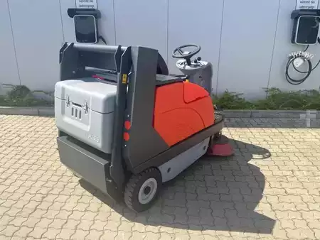 Pedestrian Vacuum Sweeper  Hako Sweepmaster B1200RH (1)