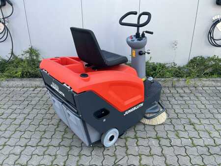 Ride On Vacuum Sweeper 2022  Hako Sweepmaster B800R (2)
