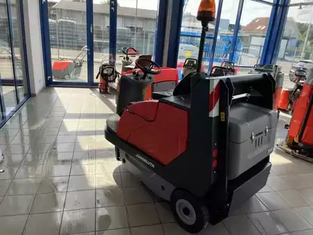 Pedestrian Vacuum Sweeper  Hako Sweepmaster B1200RH (3)