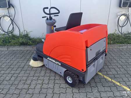 Ride On Vacuum Sweeper 2023  Hako Sweepmaster B900R (4)