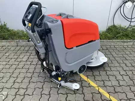 Stroj na drhnutí a vysávání  Hako Scrubmaster B45CL (2)