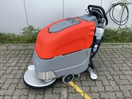 Stroj na drhnutí a vysávání  Hako Scrubmaster B45CL (4)