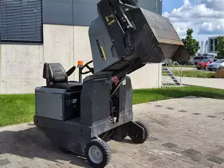 Zametací stroj 2015  Kärcher Kehrmaschine KM 130/300 RLPG (9)