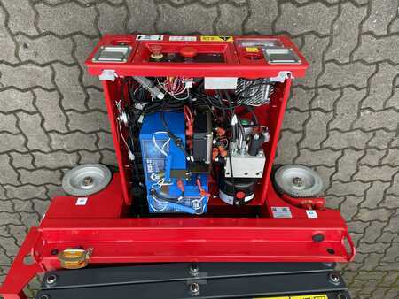 Scherenarbeitsbühne 2023  Magni ES0607DC - VORFÜHRGERÄT (11)