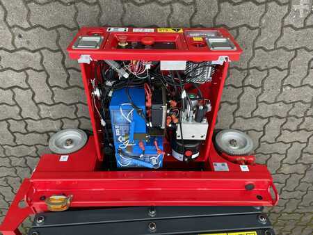 Scherenarbeitsbühne 2023  Magni ES0607DC - VORFÜHRGERÄT (11)