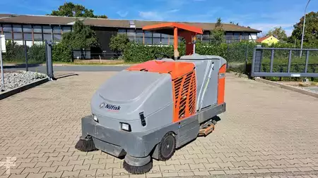 Sitte-på feie- og støvsuging maskiner 2008  Nilfisk CR1200 (1)