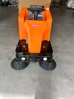 Päältäajettavat lakaisusukoneet  Noble NS1250P (1)