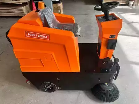 Päältäajettavat lakaisusukoneet  Noble NS1250P (2)