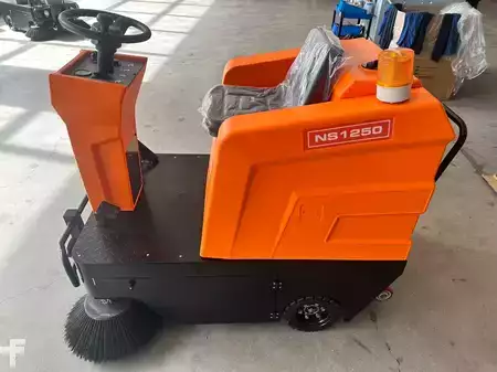 Päältäajettavat lakaisusukoneet  Noble NS1250P (3)