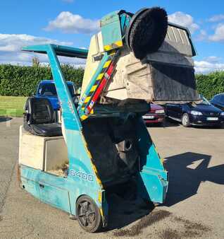 Ride On Sweeper 1997  Tennant 6400 (1)