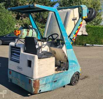 Ride On Sweeper 1997  Tennant 6400 (2)