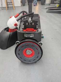 Zametací sací stroj 2025  Numatic TTB3045NX-R (7)