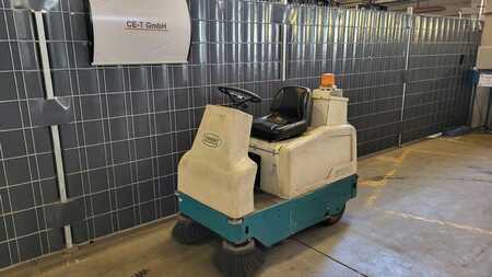 Pedestrian Vacuum Sweeper  Tennant 6100 (1)