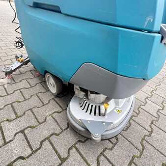 Riding scrubber dryer 2018  Tennant T500 (10)