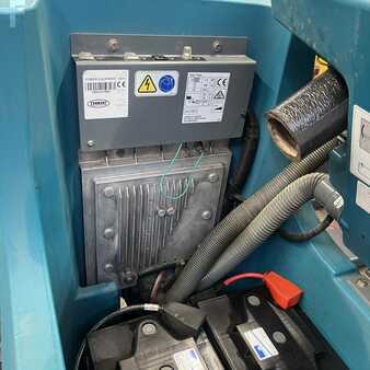 Riding scrubber dryer 2018  Tennant T500 (13)