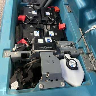 Riding scrubber dryer 2018  Tennant T500 (14)