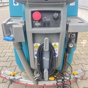 Riding scrubber dryer 2018  Tennant T500 (4)
