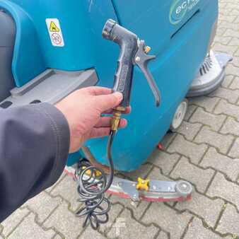 Riding scrubber dryer 2018  Tennant T500 (7)