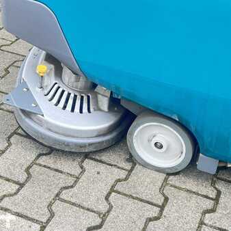Riding scrubber dryer 2018  Tennant T500 (9)