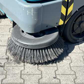 Ride On Vacuum Sweeper 2012  RCM S20 (2)