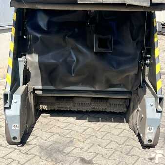 Ride On Vacuum Sweeper 2012  RCM S20 (7)