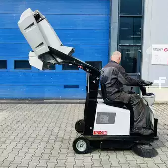 Spazzatrici aspiratrici uomo a bordo 2018  RCM OTTO E-TOP (18)