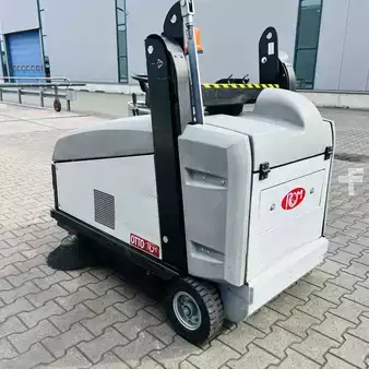 Spazzatrici aspiratrici uomo a bordo 2018  RCM OTTO E-TOP (2)