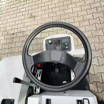 Spazzatrici aspiratrici uomo a bordo 2018  RCM OTTO E-TOP (7)