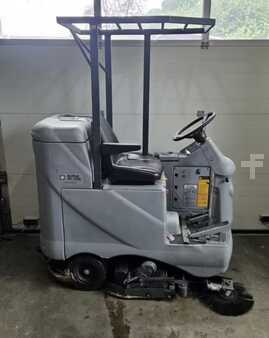 Riding scrubber dryer - Nilfisk BR600S (1)
