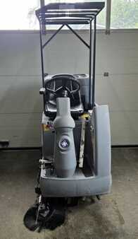 Riding scrubber dryer - Nilfisk BR600S (2)