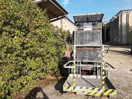 Trailed access platform  [div] Kiskőrösi Ipari Szövetkezet (3)