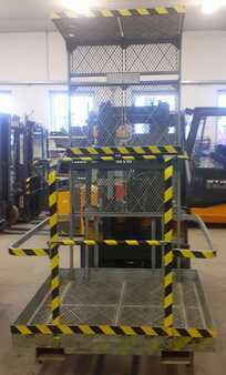 Trailed access platform  [div] Kiskőrösi Ipari Szövetkezet (1)