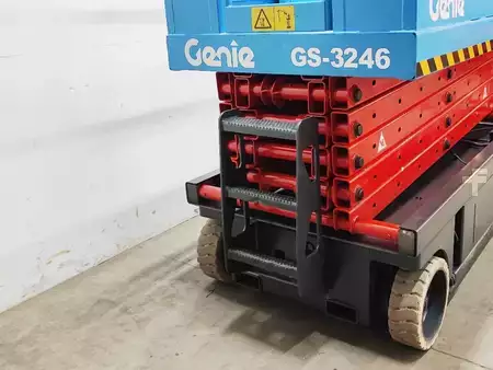 Pracovní plošina s nůžkovým zdvihem 1999  Genie GS3246 (9)