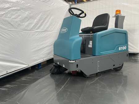 Ride On Vacuum Sweeper 2022  Tennant 6100  (2)
