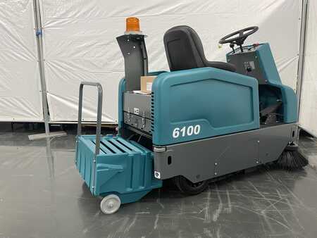 Ride On Vacuum Sweeper 2022  Tennant 6100  (7)