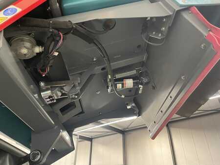 Ride On Vacuum Sweeper  Tennant S20 E/D/LPG (4)