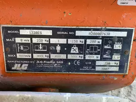 Speciální stroje 2007  JLG 1230ES (9)