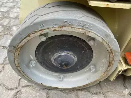 Speciální stroje 2015  JLG 1230ES (7)