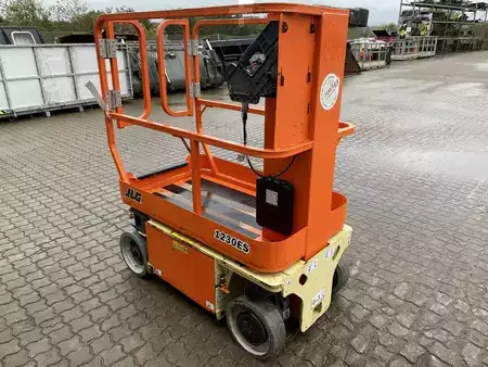Speciální stroje 2018  JLG 1230ES (5)