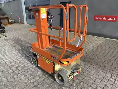 Speciální stroje 2011  JLG 1230ES (2)