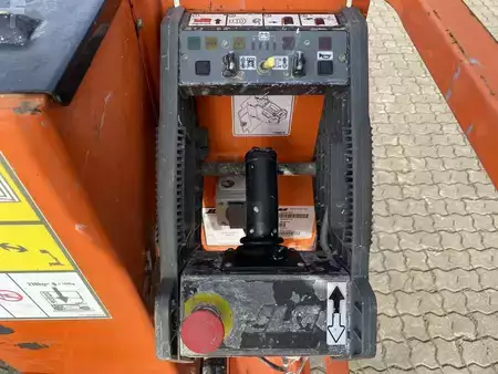 Speciální stroje 2011  JLG 1230ES (3)