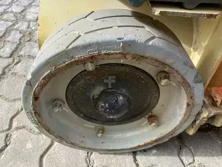 Speciální stroje 2013  JLG 1230ES (7)